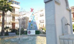 albero di Natale con le bottiglie Baucina